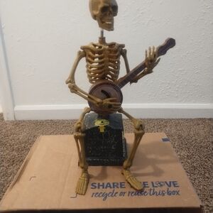 Skeleton Halloween Skeleton with Banjo. Plays Dixie